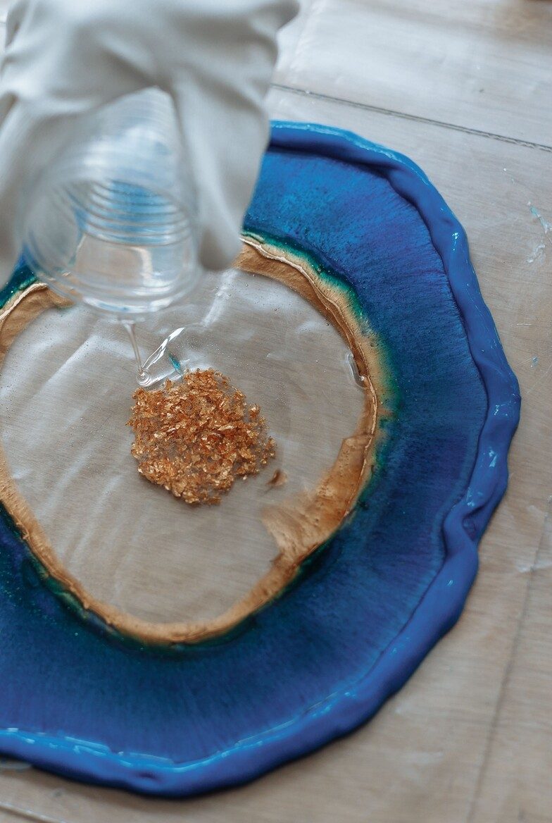 Blau gefärbtes Epoxidharz mit Blattgold